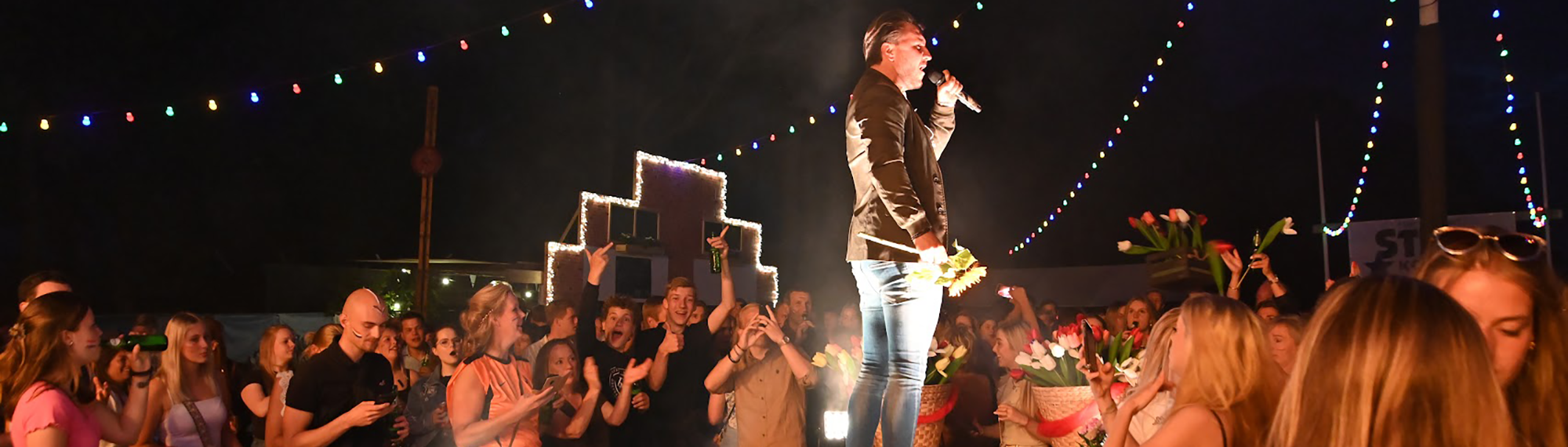 Artiest met publiek op het Veldfeest