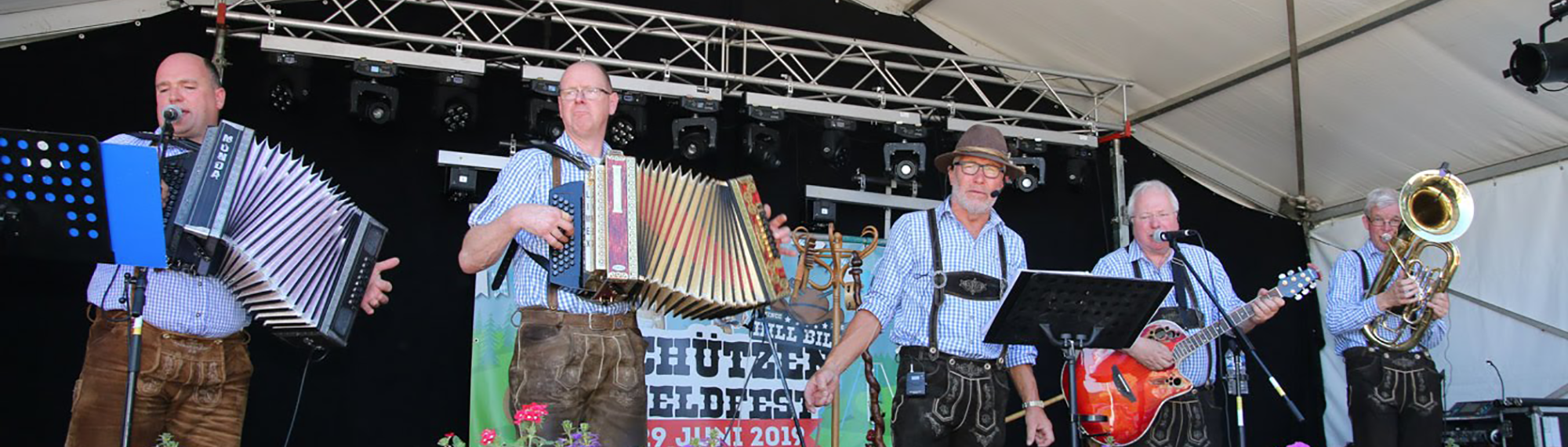 Band op het podium van het Veldfeest