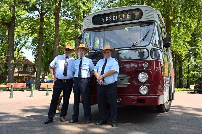 Vertrek bus vanaf het dorpsplein